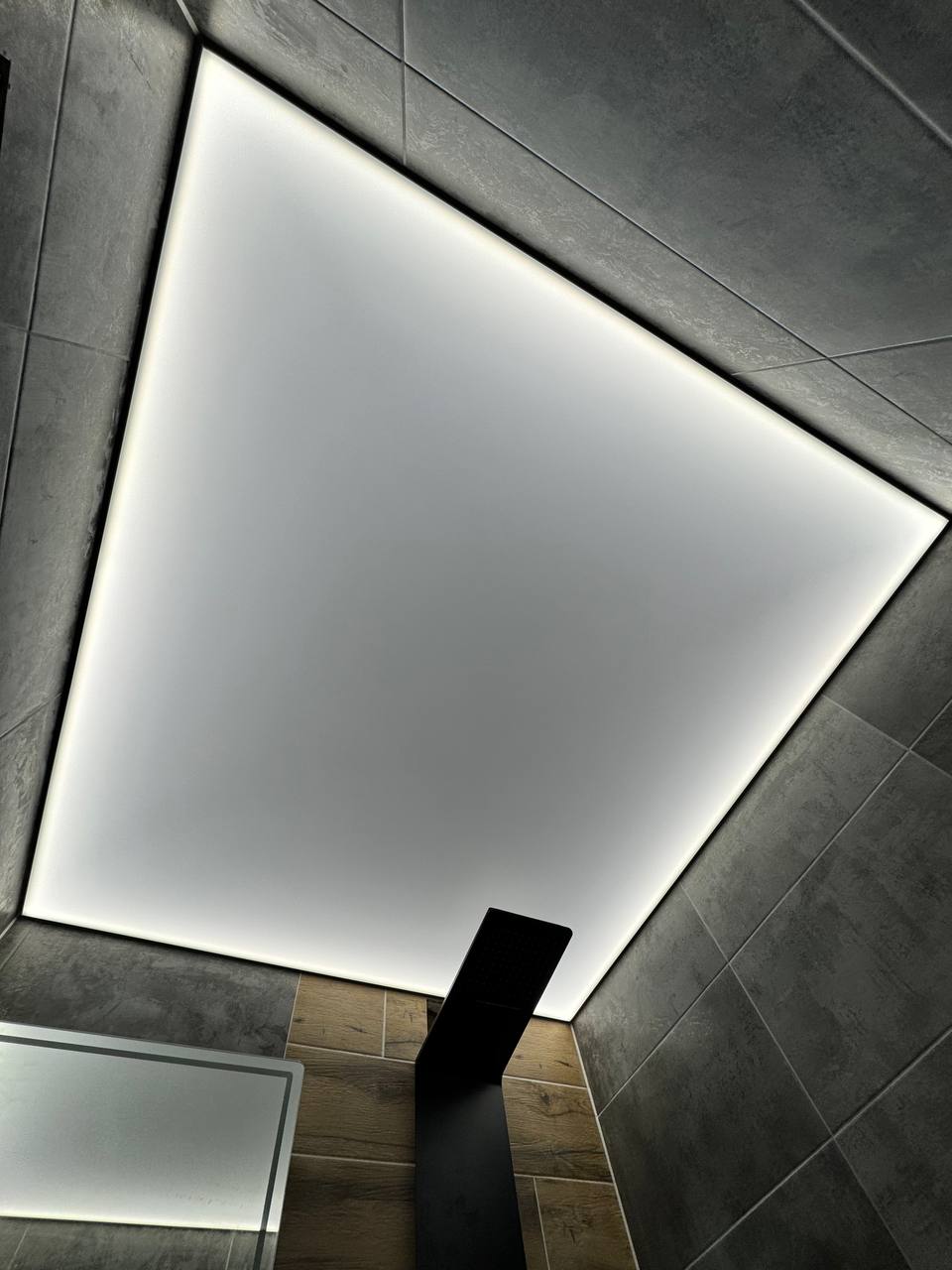 Световой потолок в ванной комнате