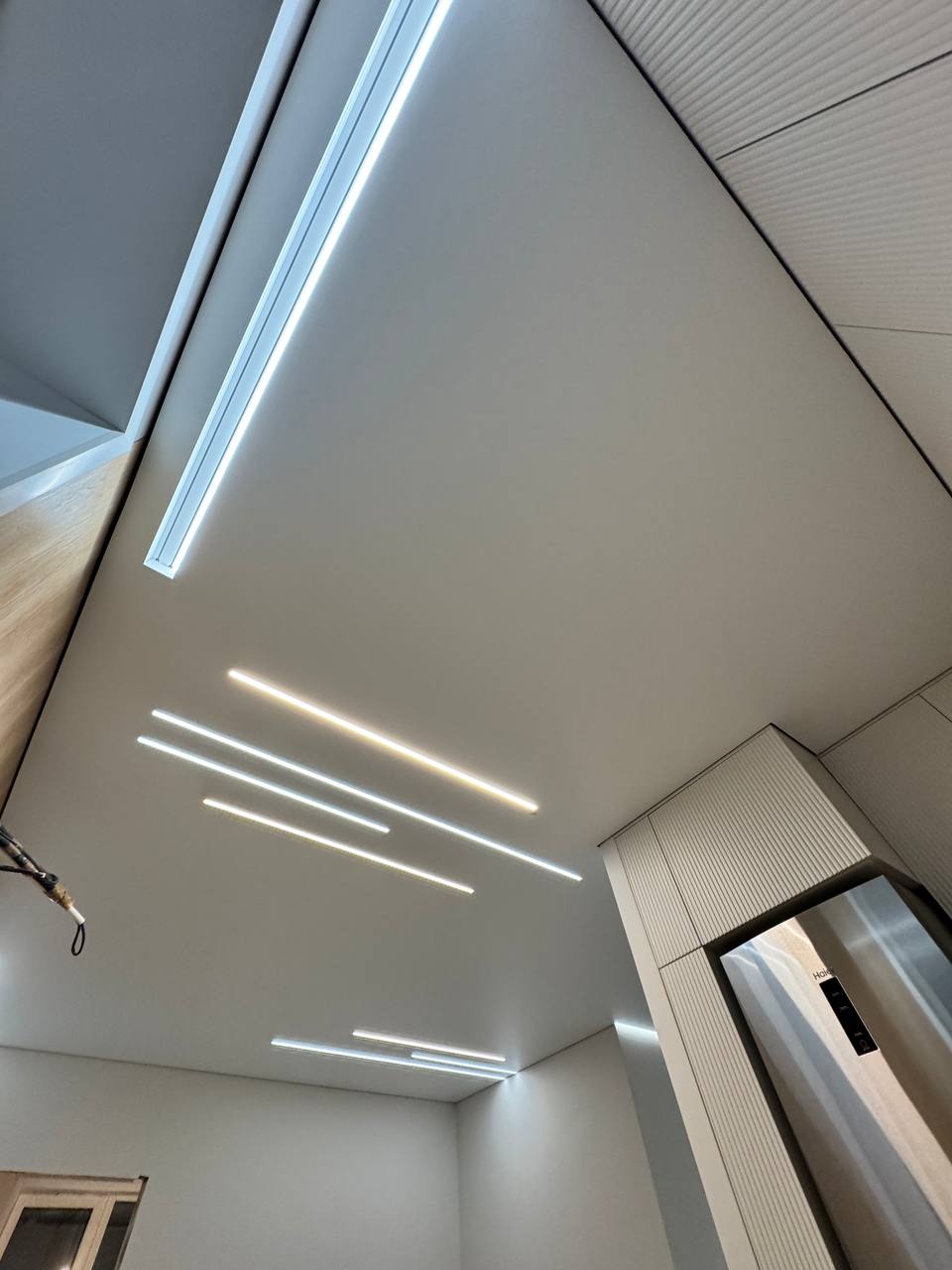 Натяжной потолок со световыми линиями — DiPro Пермь